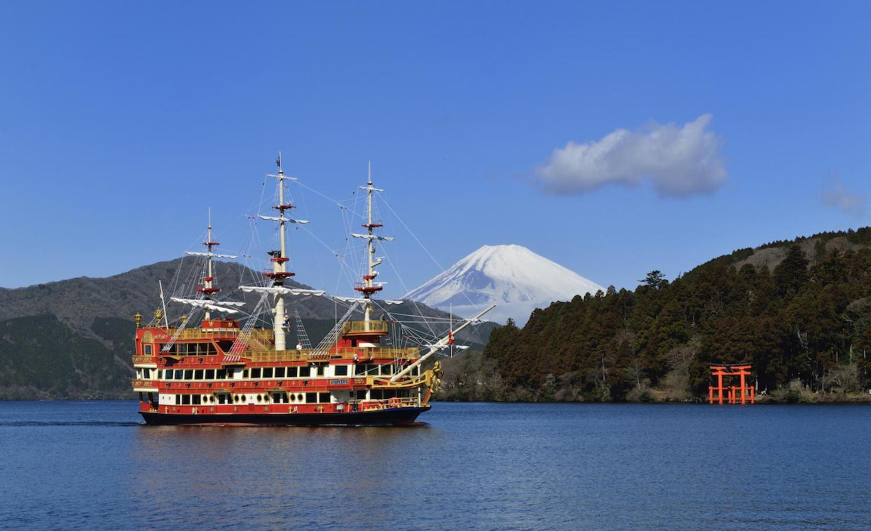 Bohemia Lakeside Retreat: Hakone Shrine Views and Pirate Ship Adventure Apartment Exterior photo
